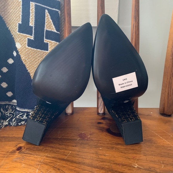 Black & Gold Wide Heel Suede Pumps - Picture 5 of 6